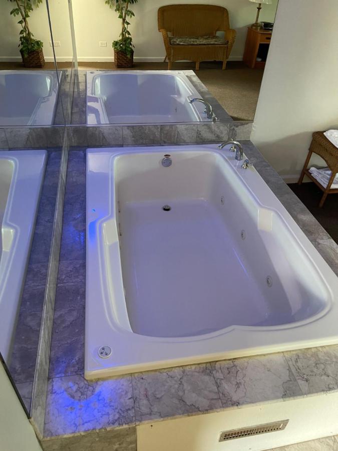 Vibe Inn - Whirlpools Suites - Lyons Esterno foto