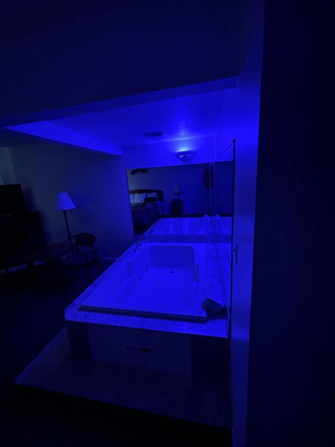 Vibe Inn - Whirlpools Suites - Lyons Esterno foto